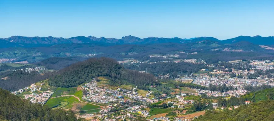 A spectacular view of the Nilgiri Mountain Train crossing through a bridge.