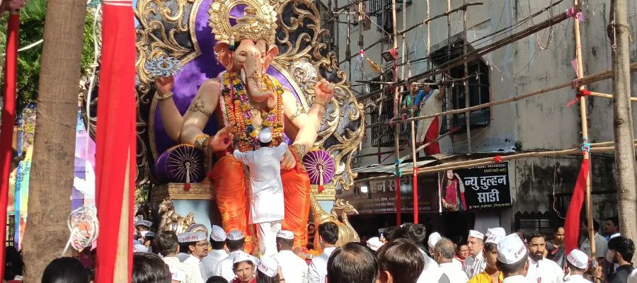 Galli's Mumbai cha Raja