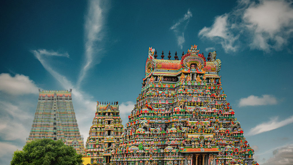 A magnificent view of Srirangam Renganathaswamy temple gopuram.