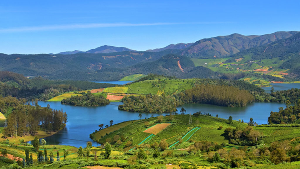 A spectacular view of Emerald Lake in Ooty